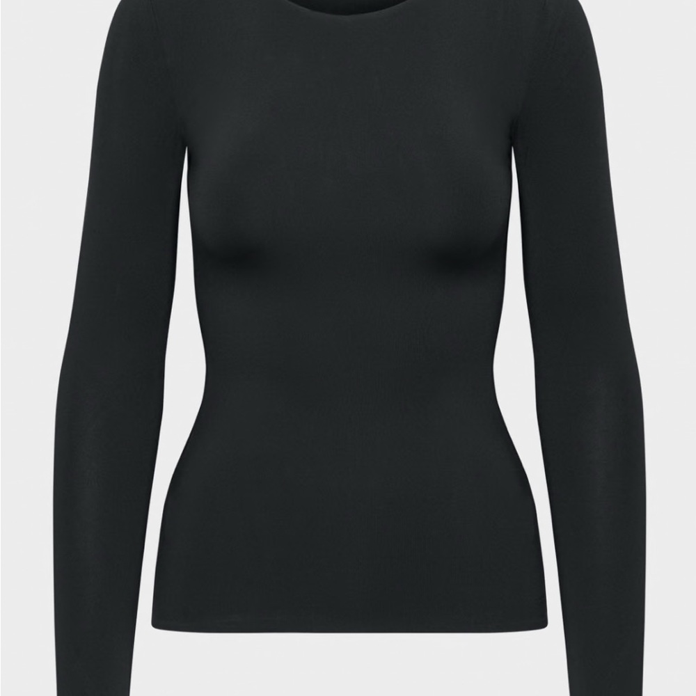 Aritzia Contour Crew Hip Long sleeve.